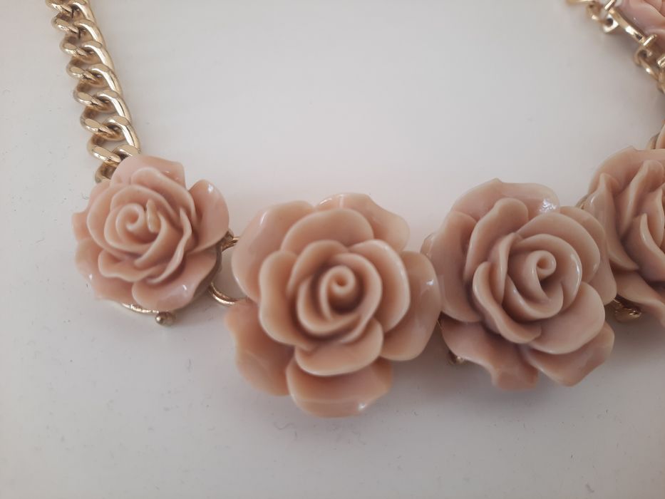 Colar dourado com flores rosa nude