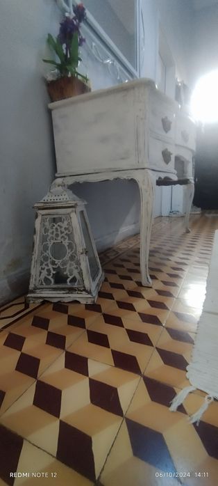 Móvel de decoração com espelho