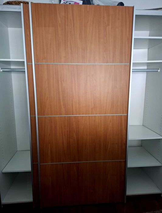 Roupeiro com muita arrumação