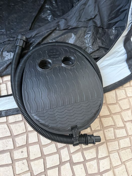 Colchão casal inflável Quechua Comfort e bomba de ar de pé