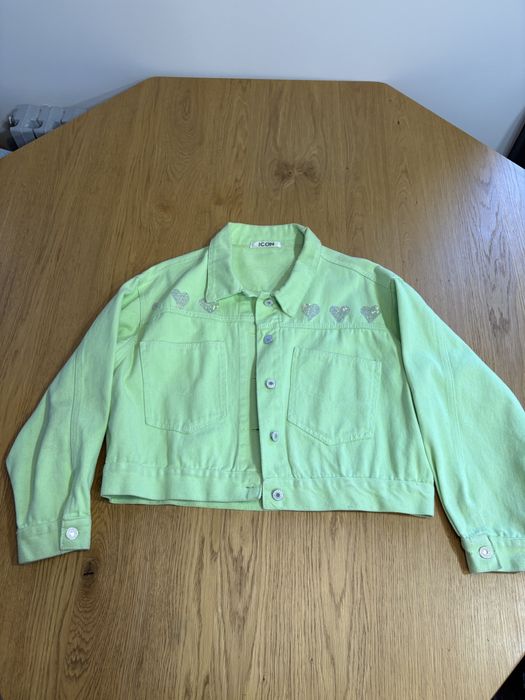 Стильна яскрава куртка вітровка