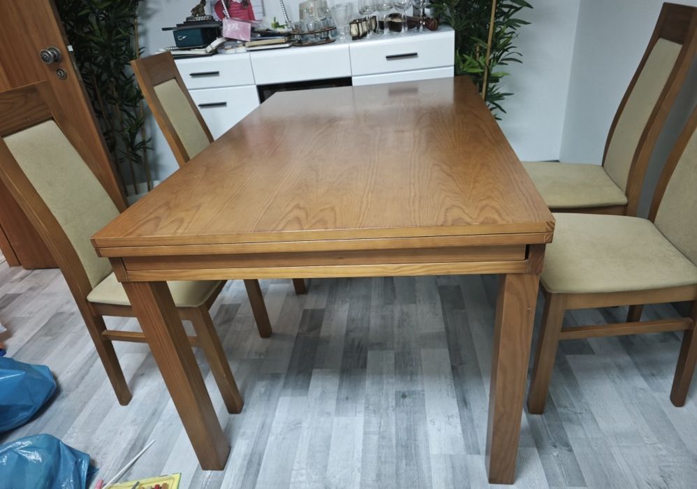 Vendo mesa com 4 cadeiras