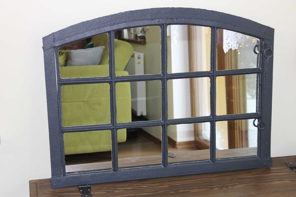 Lustro loft w starnym metalowym oknie