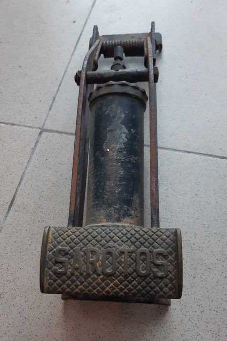 Máquina Antiga para encher pneus