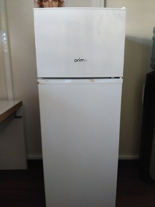 Frigorífico semi novo .