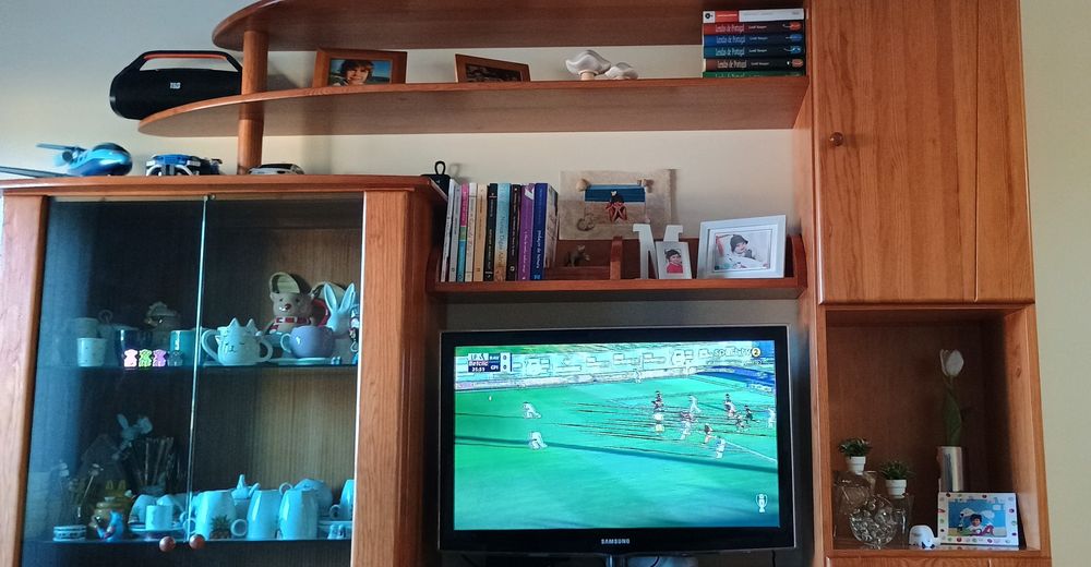 Móvel de sala em pinho maciço