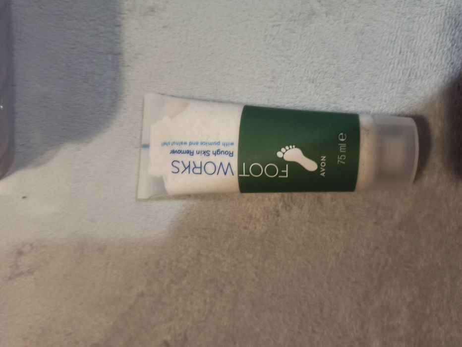 AVON FOOT WORKS - Peeling do stóp ziarniste/mechaniczne 75 ml