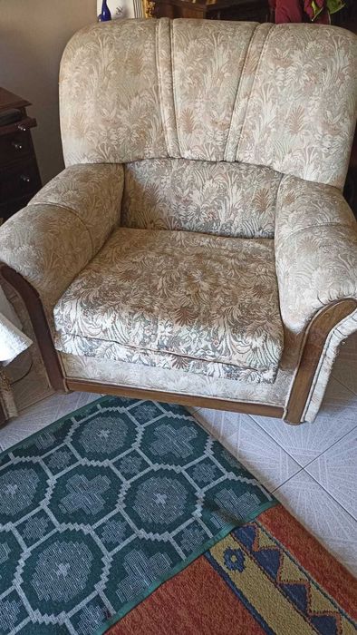 Sofá cama (3 lugares) + 2 Cadeirões antigos