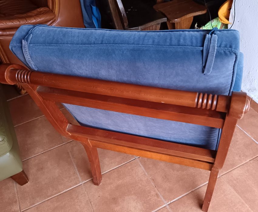 Cadeirão madeira e estofado em azul