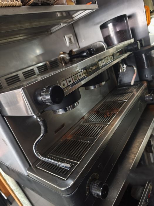 Máquina de café, moinho e lavar chávinas