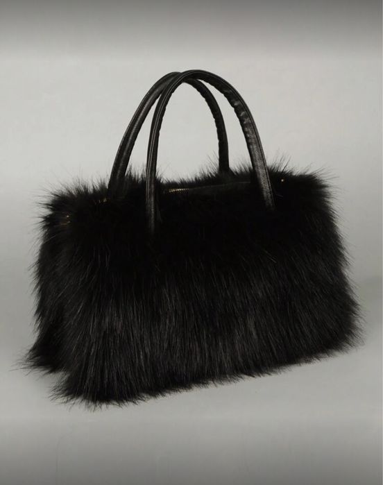 Пушистая сумка с мехом черная кожаная