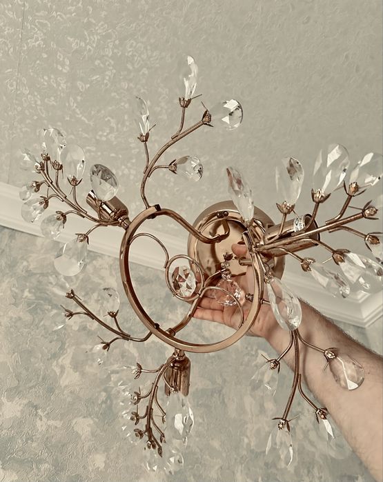 Продам майже нову люстру