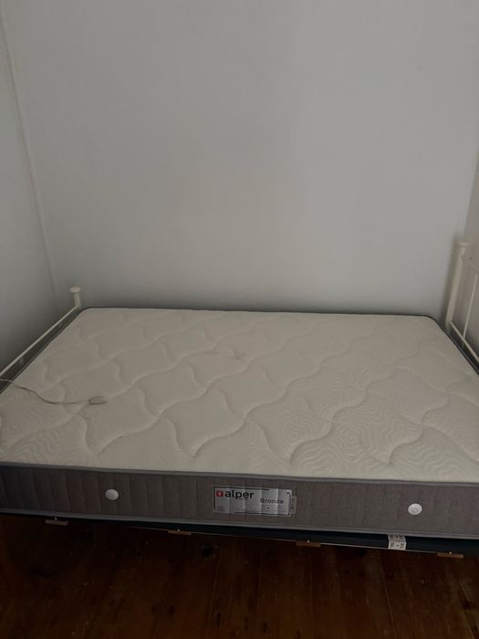 Cama de metal branco com base de cama e colchão