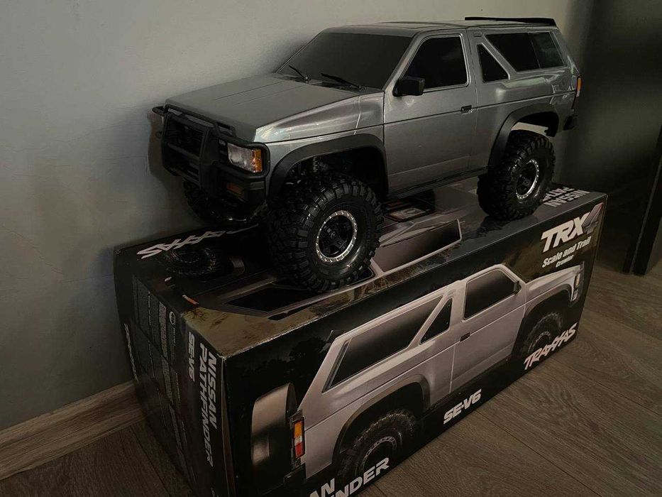 TRAXXAS TRX-4 Nissan Pathfinder 4WD 1/10 RTR Clipless (Srebrny)