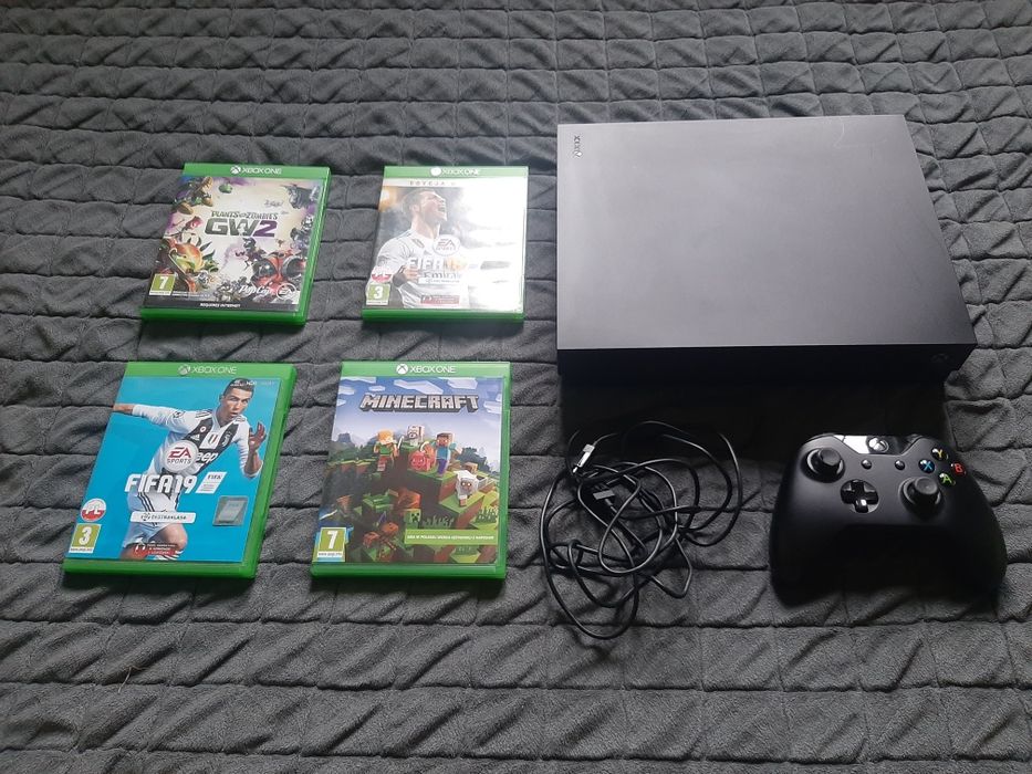 Xbox one x + pad + gry