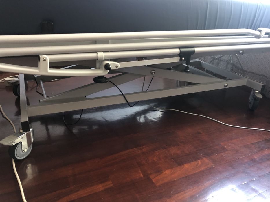 Cama articulada com comando