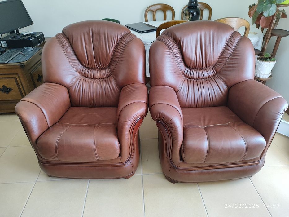 Conjunto de Sofás em Pele