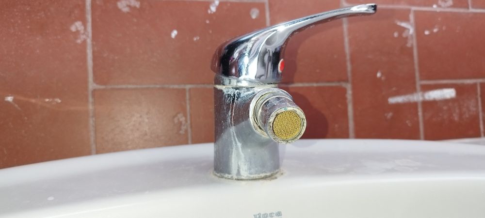 Lavatório e tampo em pedra mármore com torneira