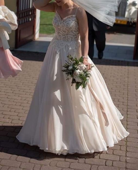 Przepiekna suknia ślubna w kolrze beżu/cappuccino