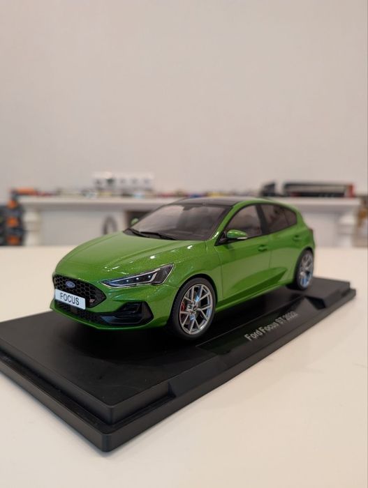 Масштабная модель Ford Focus ST (2022) 1:18 MCG Metallic Green
