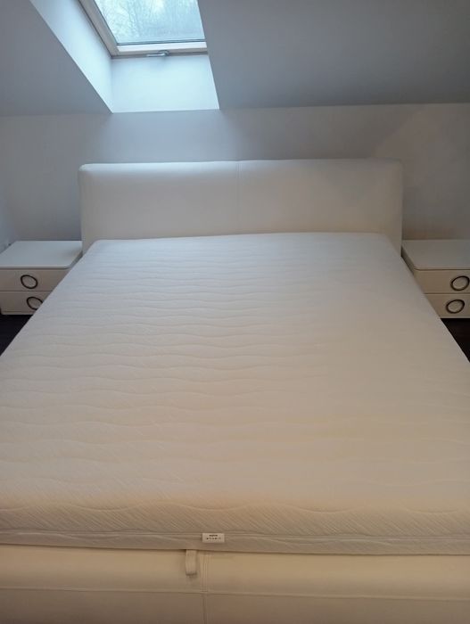 Łóżko białe - skóra