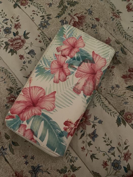Carteira branca com flores