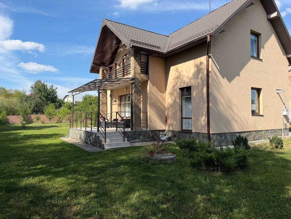 Затишний особняк з великою ділянкою в селі Підлісся