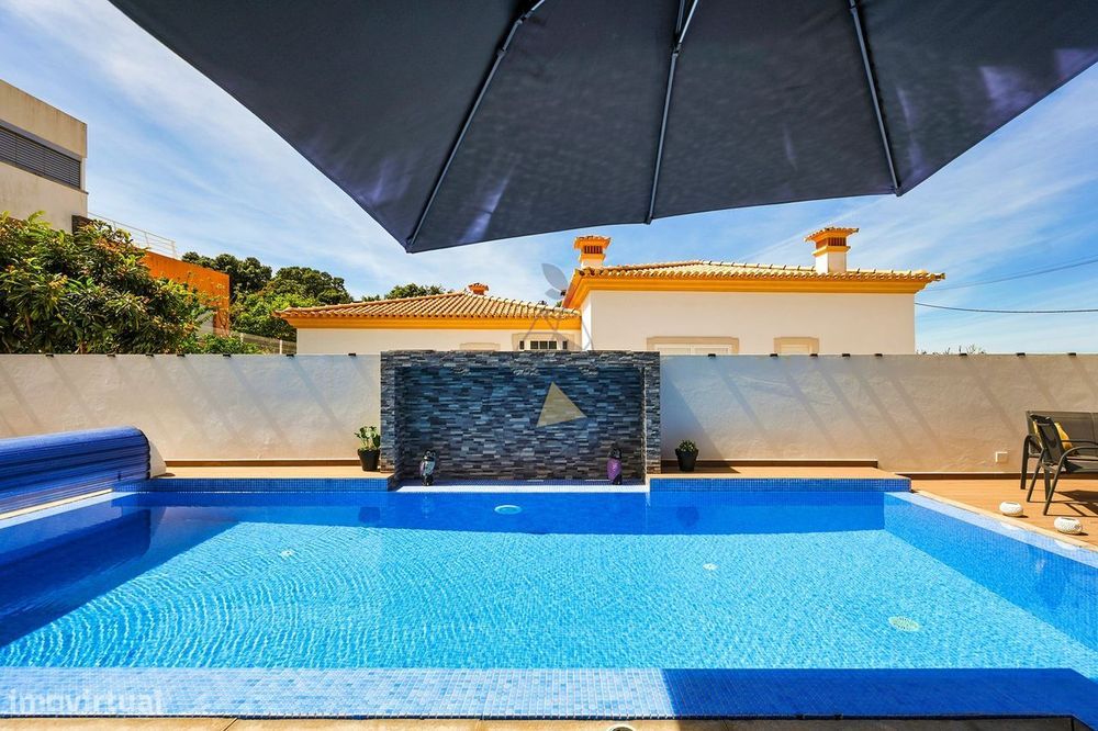 Moradia Independente com Piscina e Garagem em Monte Canelas - Portimão
