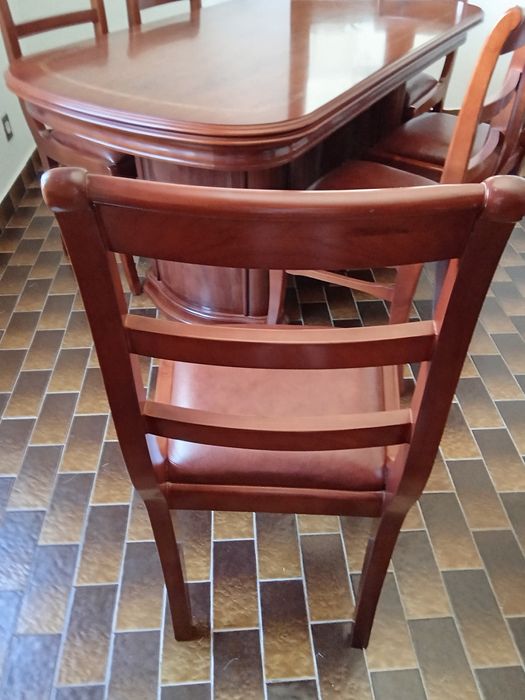 Mesa de sala e cadeiras em mogno