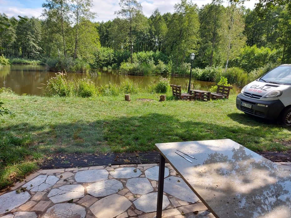 Domek nad stawem w lesie z dala od domów