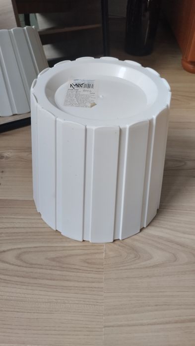 Duża, biała plastikowa osłonka na doniczkę