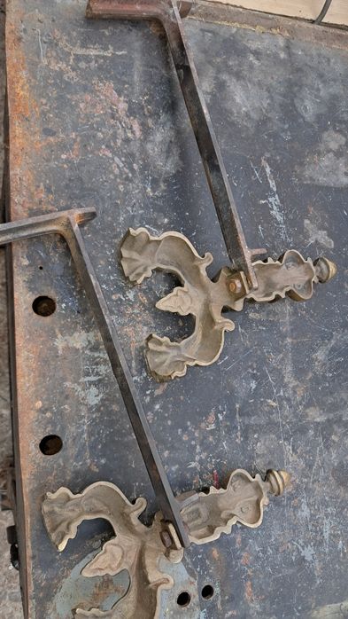 Duas peças antigas em latão, denominadas de Andirons, para lareira.