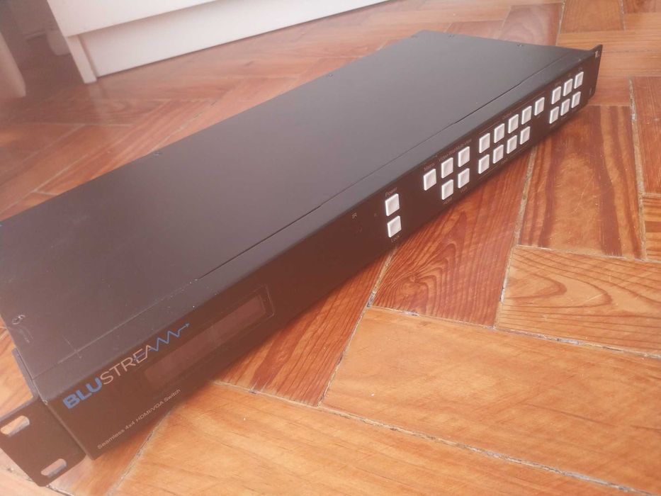 Blustream seamless 4x4 hdmi/vga switch. Sem o comando original