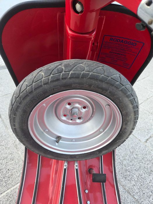 Vespa 50 vermelha