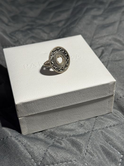 Срібні каблучки. Чорний агат, масивна каблучка з орнаментом