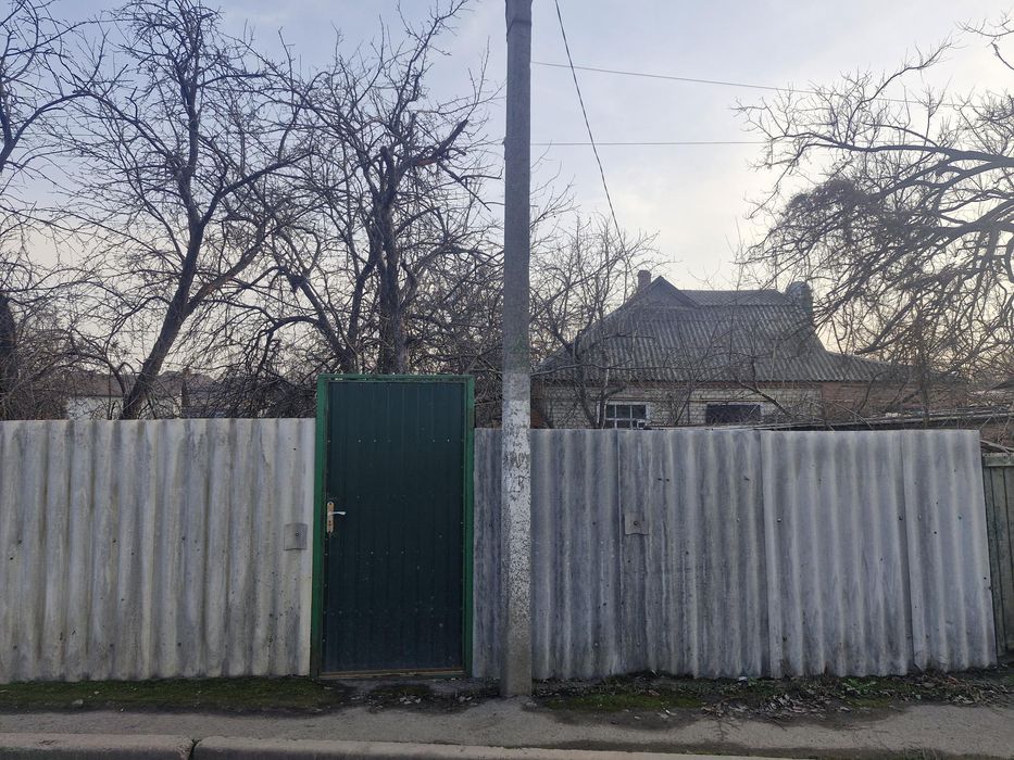 Продається 1/2 житлового будинку з ділянкою 10 соток та маленьким пруд