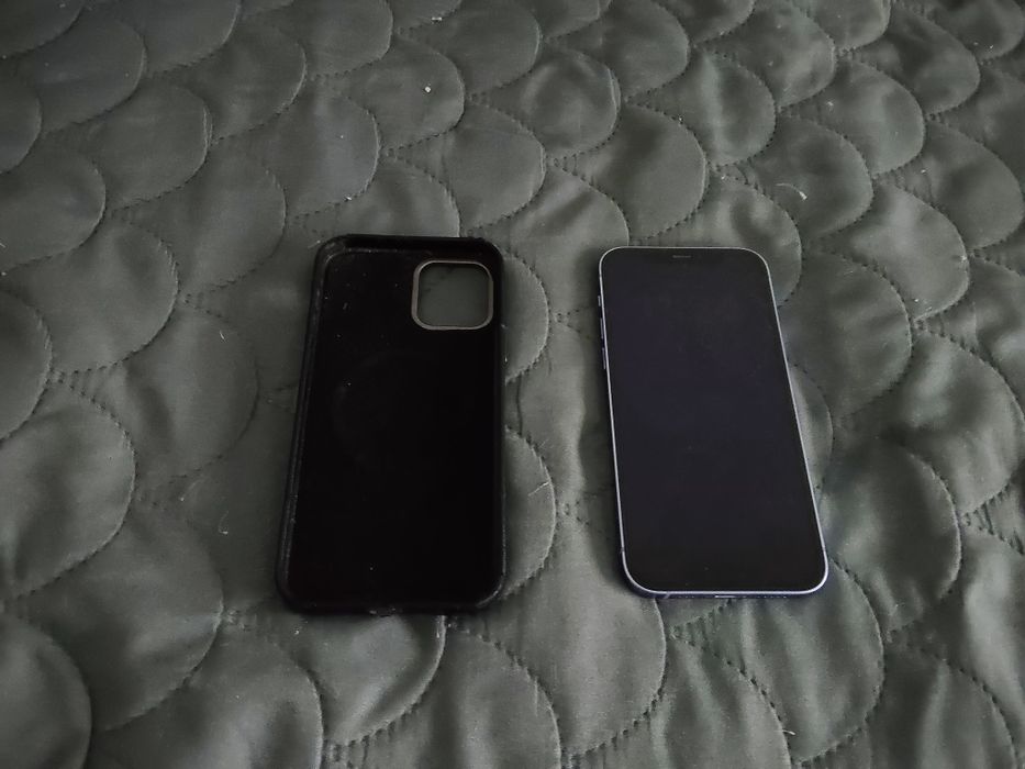 Vendo iPhone 12 roxo de 128gb com carregador e cabo