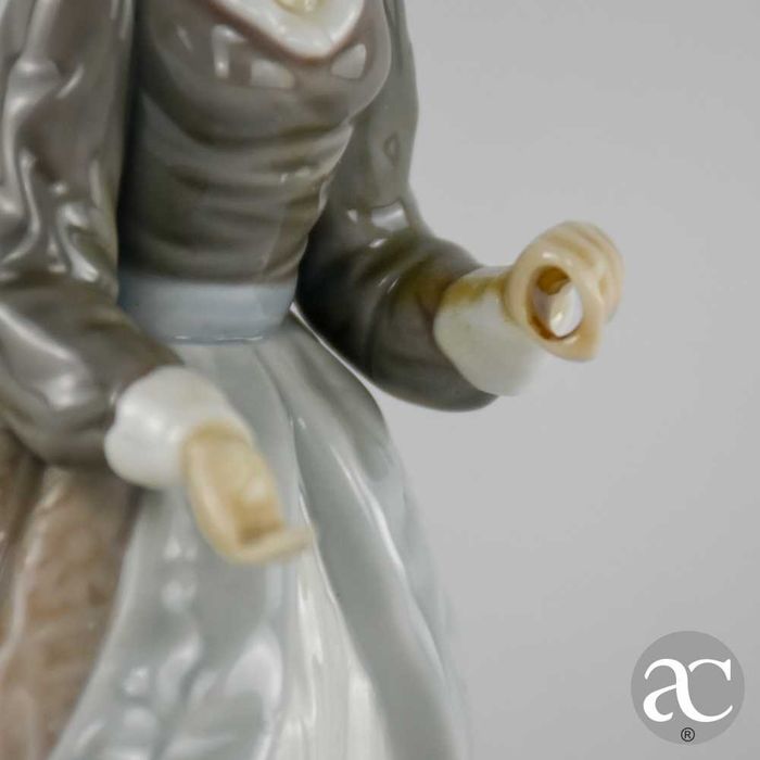 Figura em porcelana Lladró, representando uma jovem mulher com vestido de época