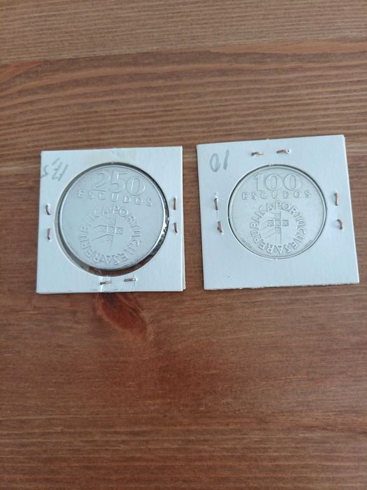 25 Abril de 1974  SÉRIE de 2 MOEDAS em PRATA de 1977  BELAS  ver fotos