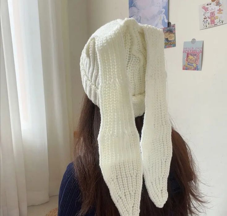 Красива бежева в'язана шапка з вухами зайця