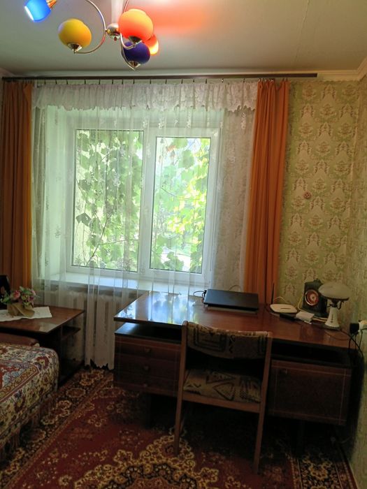 Кімната ,дівчина
