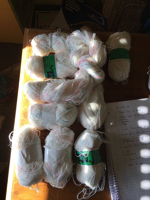 Novelos “Inês” branco com nuances rosa, azuis e amarelas, 50 gramas