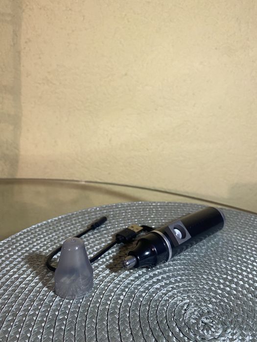 електричний тример для волосся в носі або вухах.