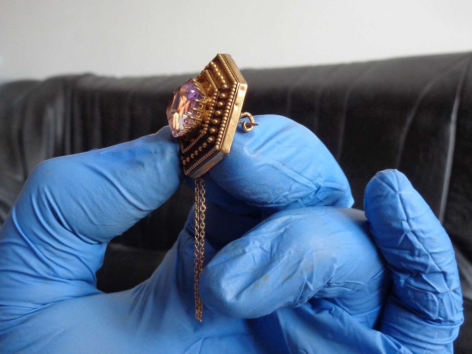 Broszka złota z ametystem