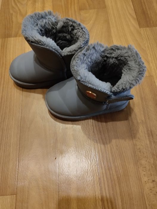 Продам зимове взуття для дівчинки.