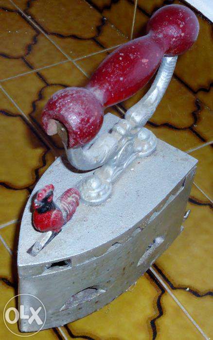 Ferro de engomar antigo a carvão