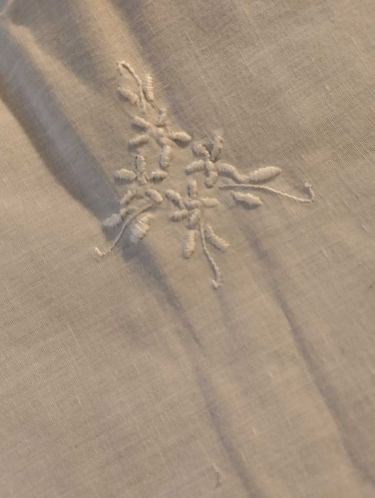 Toalha de mesa em renda e linho bordado toda feita a mão 180x150cm