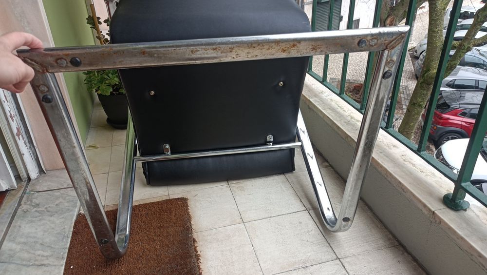 Cadeirão x2 com estrutura em metal