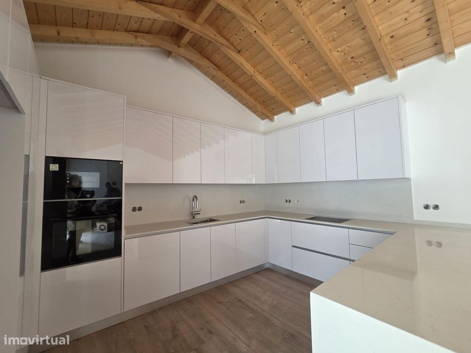 Moradia Térrea T2 totalmente remodelada e Equipada com Pátio