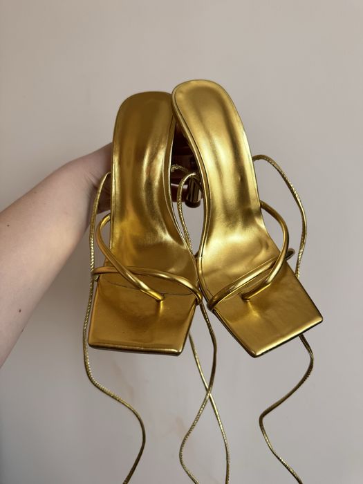 Босоніжки золоті